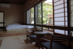 室内にコーヒーテーブルがあります。