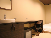 カウンター、鏡付き洗面台、冷蔵庫