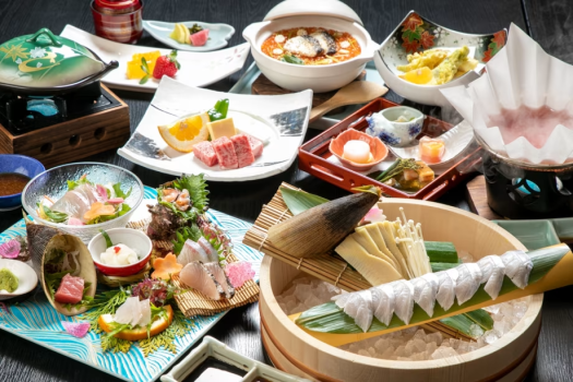 【基本会席】毎朝仕入れる海の恵み！館内生簀で鮮度抜群◎職人技が光るはつしろの基本料理です。