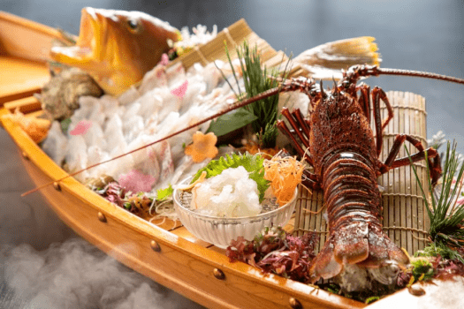 高級食材と言えばコレ！プリプリの身と甘くてトロける味わいがたまらない伊勢海老のお造り。