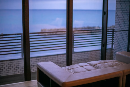 【オーシャンビュー◆Jrスイート和洋室】刻々と移りゆく海の景色を大きな窓から独り占め。