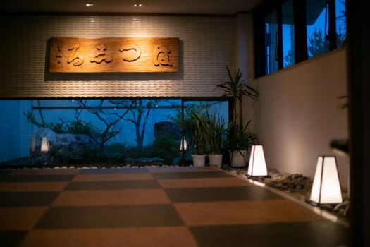 皆さまをお迎えするエントランス。夕暮れには温かみのある灯りがともります。