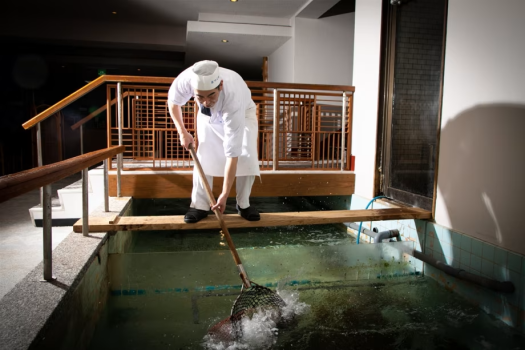 【生簀】毎朝仕入れる新鮮な魚の鮮度を保つため、館内には生簀を備えております。