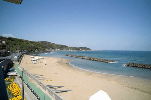 波津海水浴場まで徒歩3分。白い砂浜となだらかな弓状の姿が美しい海水浴場です。