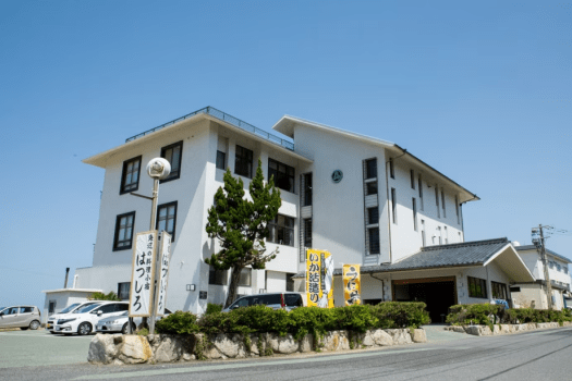 波津海岸に面したロケーション。潮風と波の音が心地よく響く、全室オーシャンビューの料理小宿です。