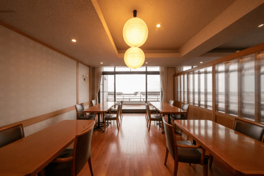 【食事会場】お食事処一例。お食事中も海を楽しみながら。