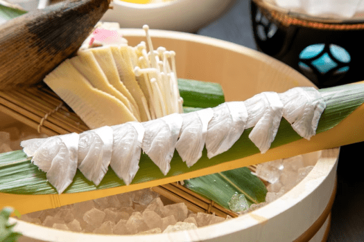 ＜はつしろの名物料理！＞旬魚のしゃぶしゃぶは、地元特産・びわ茶の茶葉を使った出汁を使用しています。