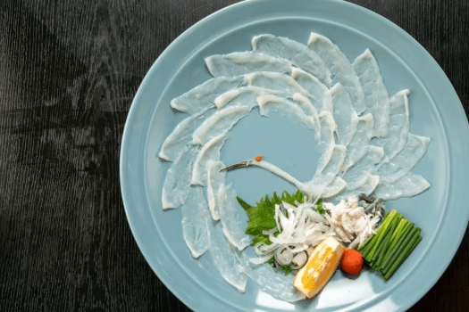 【ふぐ会席スタンダード】見た目にもこだわりを。お皿が透けるほど薄く引いた身を美しく。