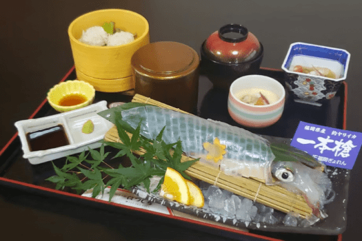 宿専属漁師が一本釣り！はつしろこだわりの「活きイカ」をリーズナブルに。透き通った身が新鮮さの証です。