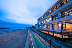 波津海岸に面したロケーション。潮風と波の音が心地よく響く、全室オーシャンビューの料理小宿です。