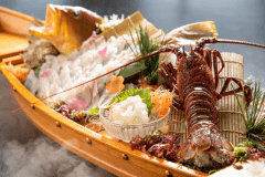 高級食材と言えばコレ！プリプリの身と甘くてトロける味わいがたまらない伊勢海老のお造り。