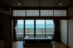 【オーシャンビュー◆和室10畳】開放的な大きな窓から朝夕で移りゆく海岸の景色をお楽しみください。