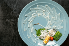 【ふぐ会席スタンダード】見た目にもこだわりを。お皿が透けるほど薄く引いた身を美しく。