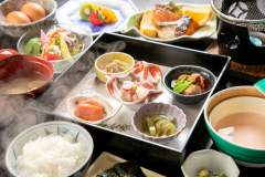 【ご朝食】地元漁港から毎日新鮮な魚介を仕入れ。朝から美味しい魚料理をお召し上がりいただけます。