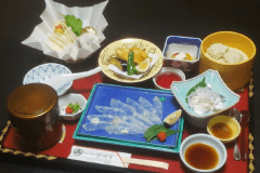 【とらふく御膳】ふく刺し・ふくの唐揚げ・ふくちり…ふく料理では欠かせないお料理を御膳として凝縮。