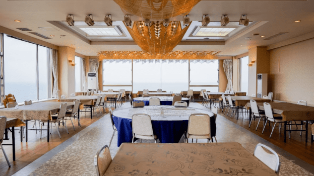 海を一望できるレストランでビュッフェスタイルの朝食をお楽しみください