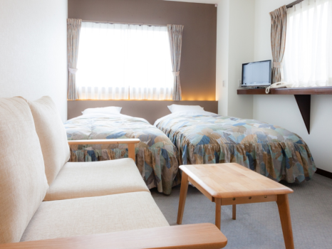 Twin room with shower and toilet