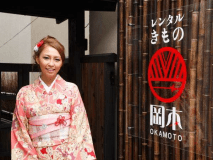 清水寺まで徒歩3分のロケーション。レンタル着物岡本清水坂店