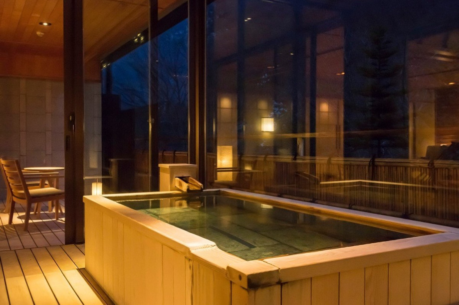 四季折々の景色をお愉しみ頂ける、半露天風呂。