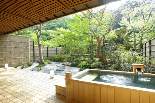 【本間15畳+次の間】縁側には日本庭園を独占できる専用の露天風呂付