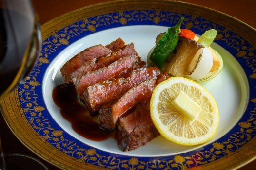 A5ランクを使った上州赤城牛ステーキには月替わりのソースを添えて。
