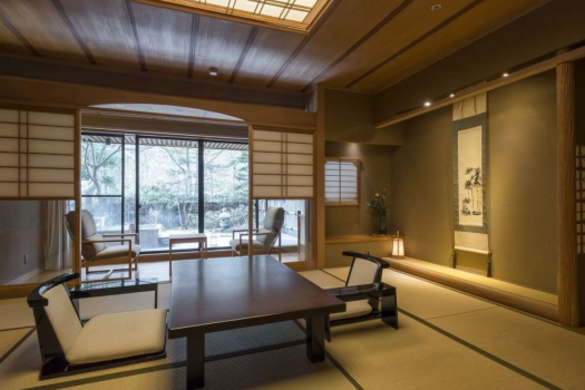 2名様までご利用頂ける50平米の広さのお部屋です。 お部屋の外にはプライベート庭園と庭園露天風呂。
心地良い広さとプライベート感がまるで”隠れ家”のように感じられる、居心地の良い和の空間です。