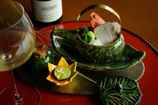 煮物椀には、松茸の土瓶蒸しを。鱧と地鶏、季節の具材が織りなすこの季節ならではの一品。