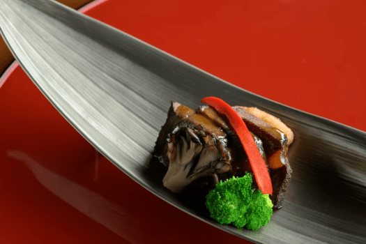 群馬県産和牛頬肉を赤ワインソースで仕立てた一皿。旨味引き立てる赤ワインとともに。