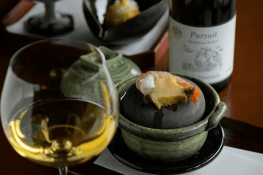 鮑の温石焼きには、白い花とはちみつを思わせる気品ある香りをまとった白の一杯を。