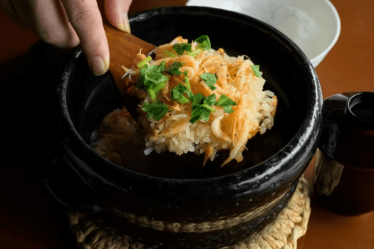 香り立つ湯気に、彩り添える桜海老。五感で満たされる諧暢楼の釜飯。