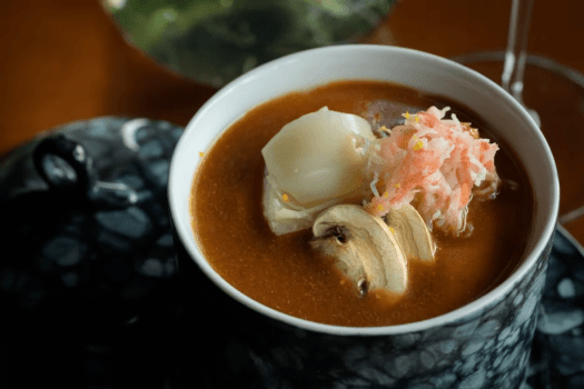 温物には、蟹ロワイヤルを濃厚なビスクソースで。立ちのぼる香りに、冬の趣。