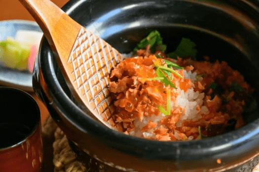 艶やかに炊き上がった紅鮭親子を堪能する〆の一膳。