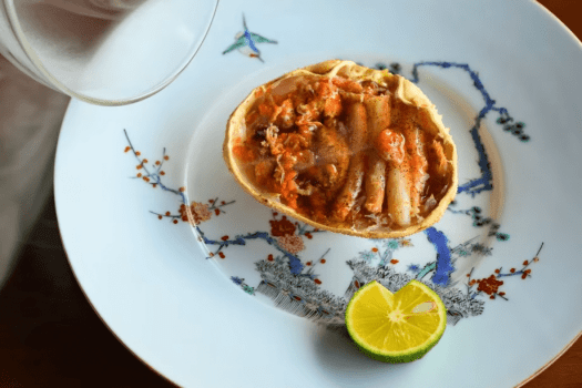 燻製の香りまとう香箱蟹。旬の贅沢を華やかな一皿に。