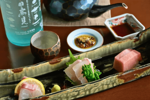 旬のお造りに、リンゴの香りが立つさっぱりとしたキレ味の日本酒を合わせて。