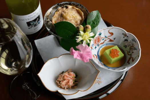 始まりの一皿を、厳選の白ワインと共に。