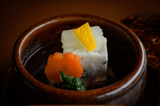 琥珀の出汁に浮かぶ、名残河豚の清らかな滋味。