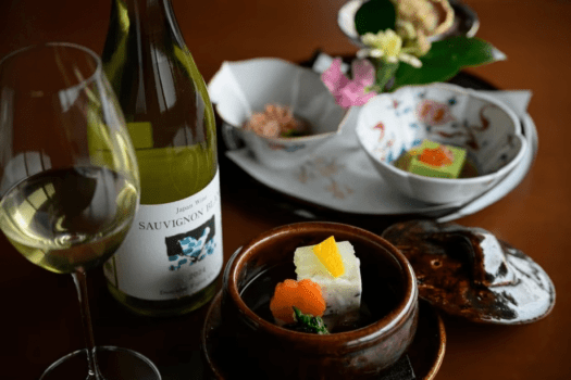 出汁の奥深い余韻を、日本の白ワイン「清水端ソーヴィニヨンブラン」が引き立てます。