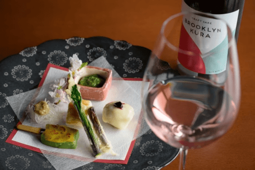 季節を愛でる八寸には、華やかな香りが特徴のクラフト酒「BROOKRYN KURA」を合わせて。