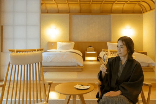 お部屋でいただくウェルカムドリンク。旅の始まりを静かに祝うひととき。