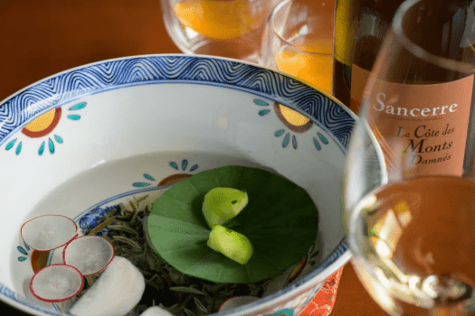 新じゅんさいの涼味に、初夏の光がすっと重なる一皿。