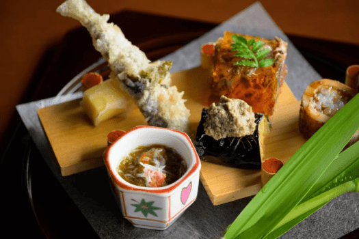 蓮根焼きと烏賊寿司に初夏の彩りを感じる一品。