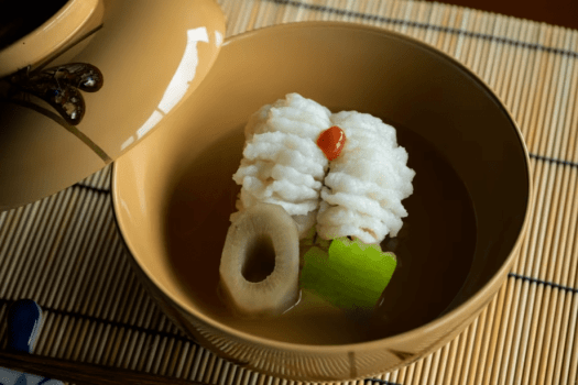 澄んだ出汁に季節がほどける煮物椀。今月のおすすめの一品です。