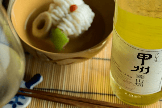 鱧の椀には、甲州菱山畑の涼やかな酸が寄り添います。 鱧の椀には、甲州菱山畑の涼やかな酸が寄り添います。