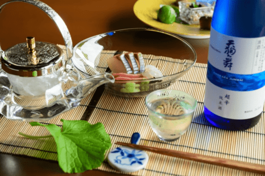 縞鯵、本鮪、白海老ほか旬の海を静かに味わうひと皿。