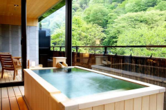 四季折々の景色をお愉しみ頂ける、半露天風呂。 四季折々の景色をお愉しみ頂ける、半露天風呂。