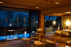 【ジャパニーズスイート】客室に一歩踏み入れた瞬間、香ばしい木の香りが漂う。