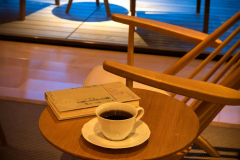 ジャパニーズスイートのライブラリには幾種かの本を置いております。コーヒーマシン常設