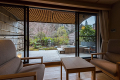 客室の庭園露天風呂には、伊香保の名湯「白銀の湯」を引いております。広々とした庭園には、四季折々の木々が配され、その奥には奥伊香保の山並みと空が続きます。 客室の庭園露天風呂には、伊香保の名湯「白銀の湯」を引いております。広々とした庭園には、四季折々の木々が配され、その奥には奥伊香保の山並みと空が続きます。
