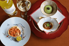 旬の山海の幸を贅沢に。繊細な彩りの先付けを厳選ワインとともに。