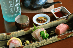 旬のお造りに、リンゴの香りが立つさっぱりとしたキレ味の日本酒を合わせて。